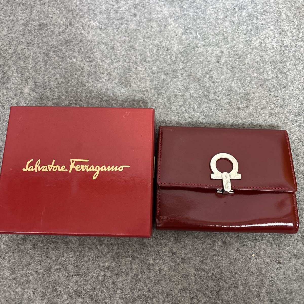 X323 Ferragamo Ferragamo gun chi-ni три складывать кошелек красный кожа 