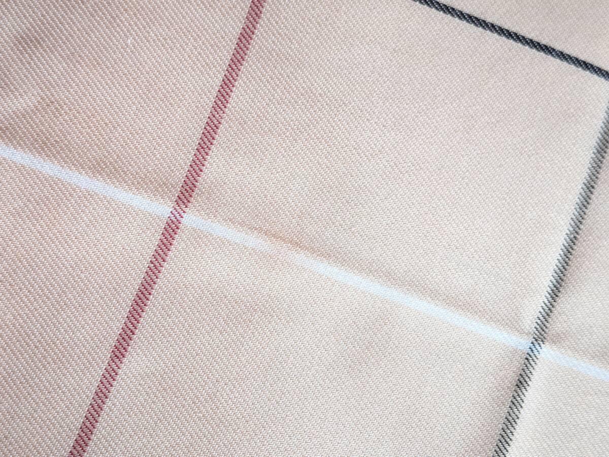 ★未使用タグシール付きですが、シミあります★バーバリー★ハンカチ★ベージュチェックに、BURBERRY、ホース刺繍★50センチ_画像2