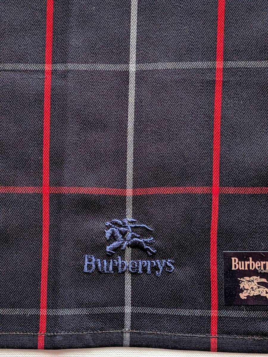 ★未使用タグシール付き★Burberryｓ　バーバリーズ★ハンカチ★ネイビーチェックに、ホース、Burberrys刺繍★45センチ_画像1