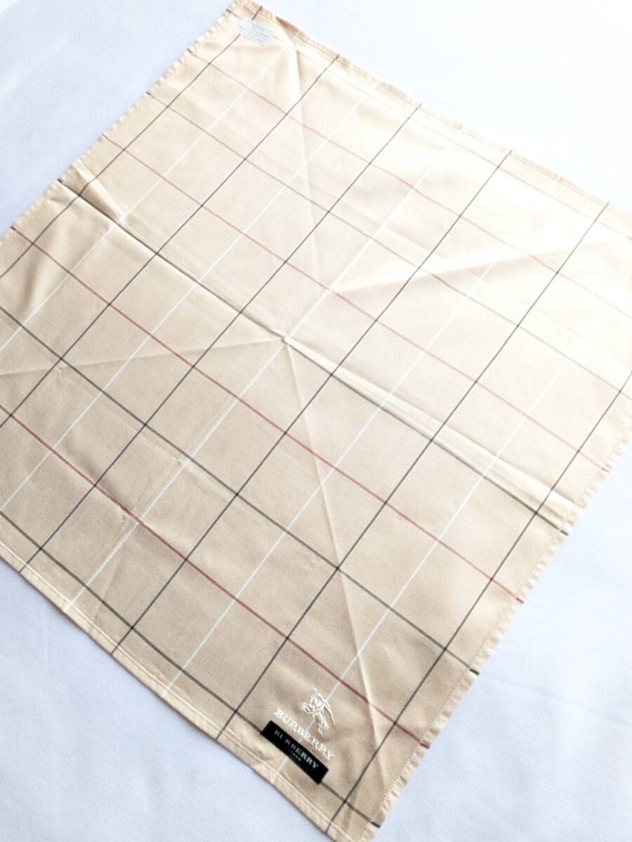 ★未使用タグシール付きですが、シミあります★バーバリー★ハンカチ★ベージュチェックに、BURBERRY、ホース刺繍★50センチ_画像3