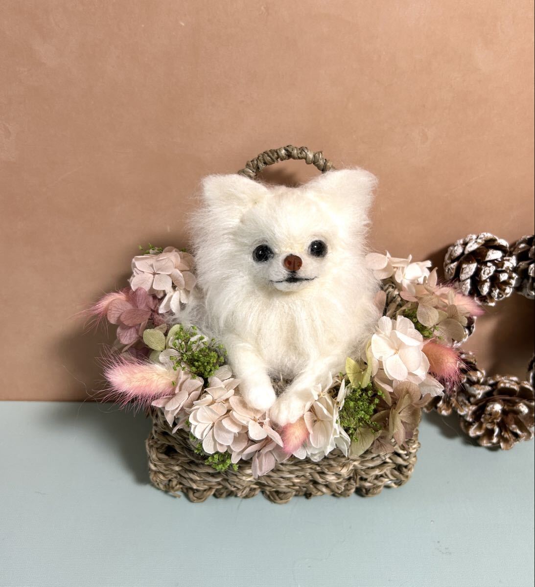 羊毛フェルト　おすましチワワちゃんのフラワーバスケット_画像1