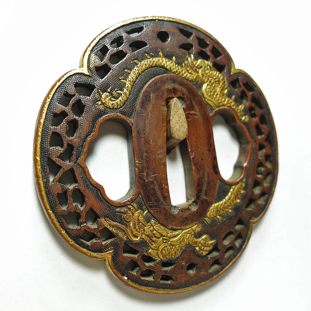 ★水戸金工の傑作　素銅魚子地木瓜形雲龍図透鐔　無銘　高肉彫　毛彫　金色絵　両櫃孔　素銅覆輪　桐箱入　【鐔97】_画像3