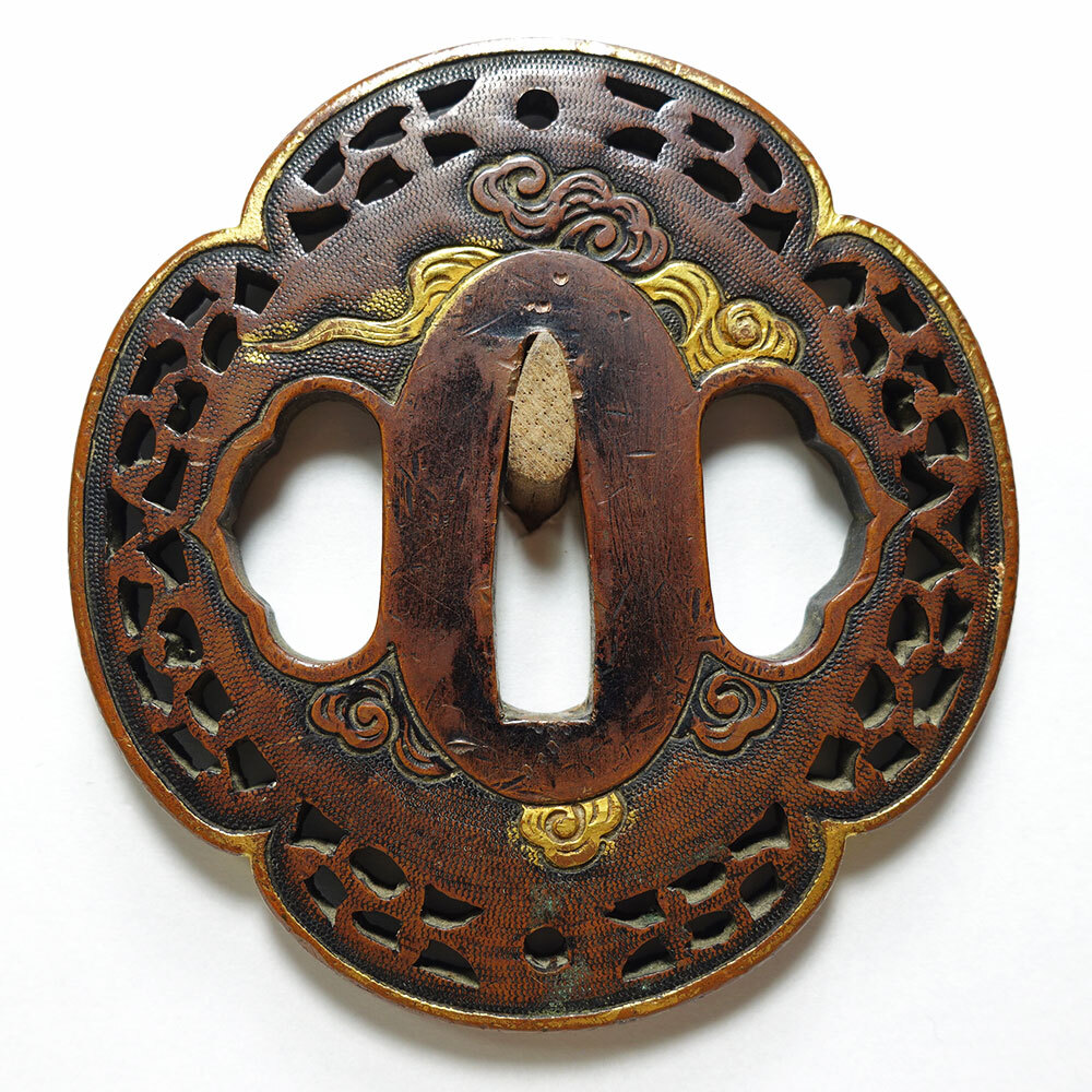 ★水戸金工の傑作　素銅魚子地木瓜形雲龍図透鐔　無銘　高肉彫　毛彫　金色絵　両櫃孔　素銅覆輪　桐箱入　【鐔97】_画像4