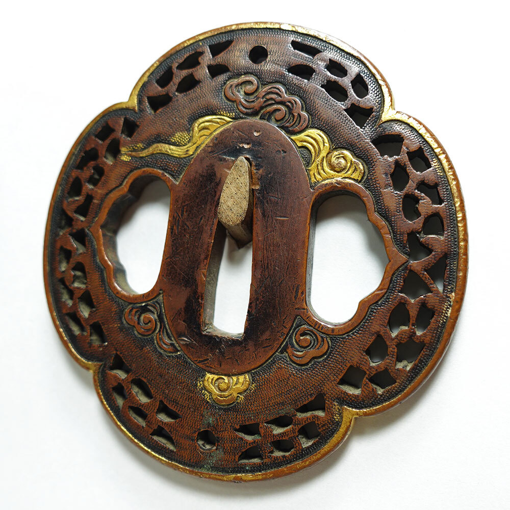★水戸金工の傑作　素銅魚子地木瓜形雲龍図透鐔　無銘　高肉彫　毛彫　金色絵　両櫃孔　素銅覆輪　桐箱入　【鐔97】_画像5