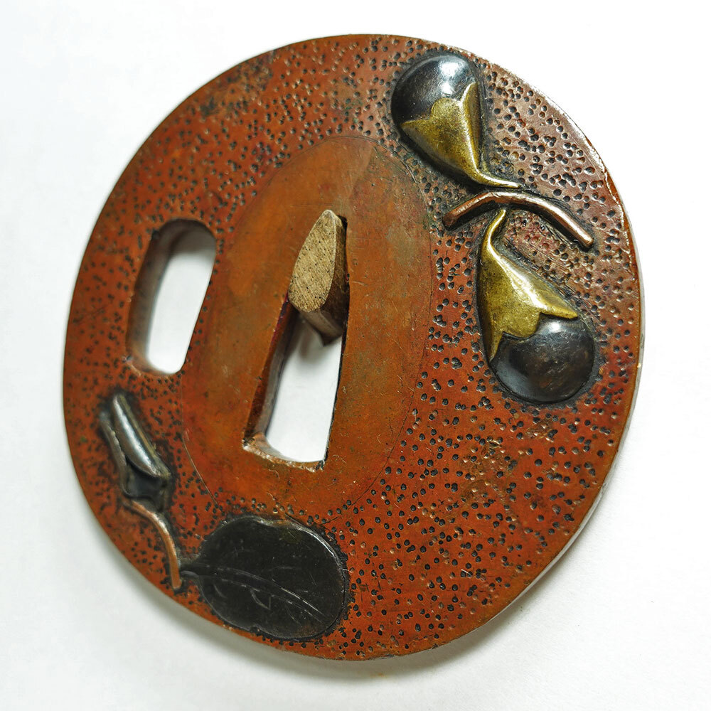 ★奈良派？　素銅石目地丸形茄子図鐔　無銘　片櫃孔　高肉彫　色絵象嵌　角耳　吉祥図　茄子は成す　桐箱入　【鐔96】_画像2