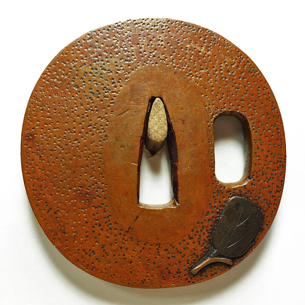 ★奈良派？　素銅石目地丸形茄子図鐔　無銘　片櫃孔　高肉彫　色絵象嵌　角耳　吉祥図　茄子は成す　桐箱入　【鐔96】_画像4