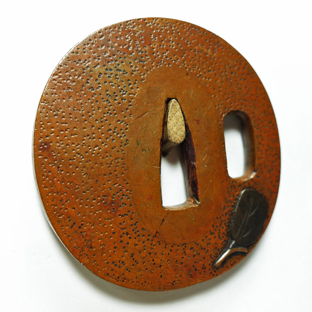 ★奈良派？　素銅石目地丸形茄子図鐔　無銘　片櫃孔　高肉彫　色絵象嵌　角耳　吉祥図　茄子は成す　桐箱入　【鐔96】_画像6