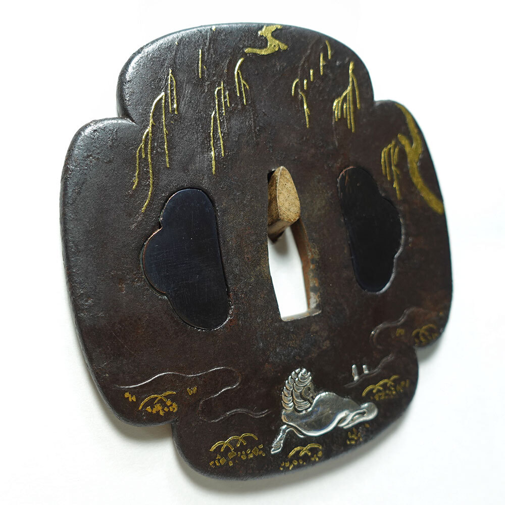 ★来年の干支　鉄地木瓜形枝垂柳伏馬図鐔　無銘　午年　両櫃孔赤銅埋　金銀象嵌　角耳小肉　肥後金工　肥後拵　肥後象嵌　桐箱入　【鐔87】_画像3