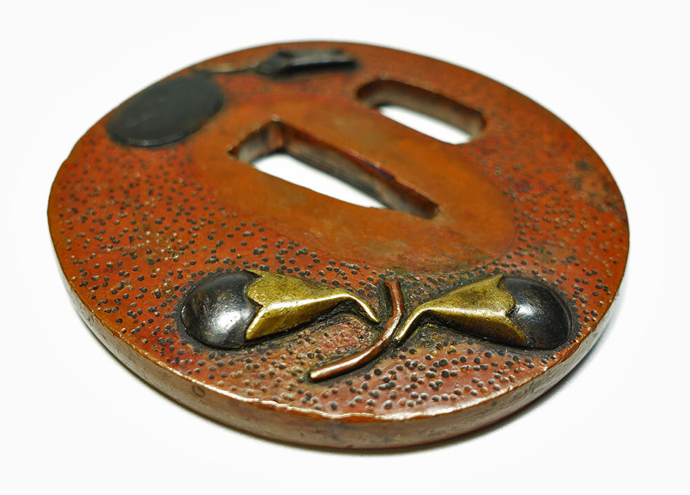 ★奈良派？　素銅石目地丸形茄子図鐔　無銘　片櫃孔　高肉彫　色絵象嵌　角耳　吉祥図　茄子は成す　桐箱入　【鐔96】_画像7