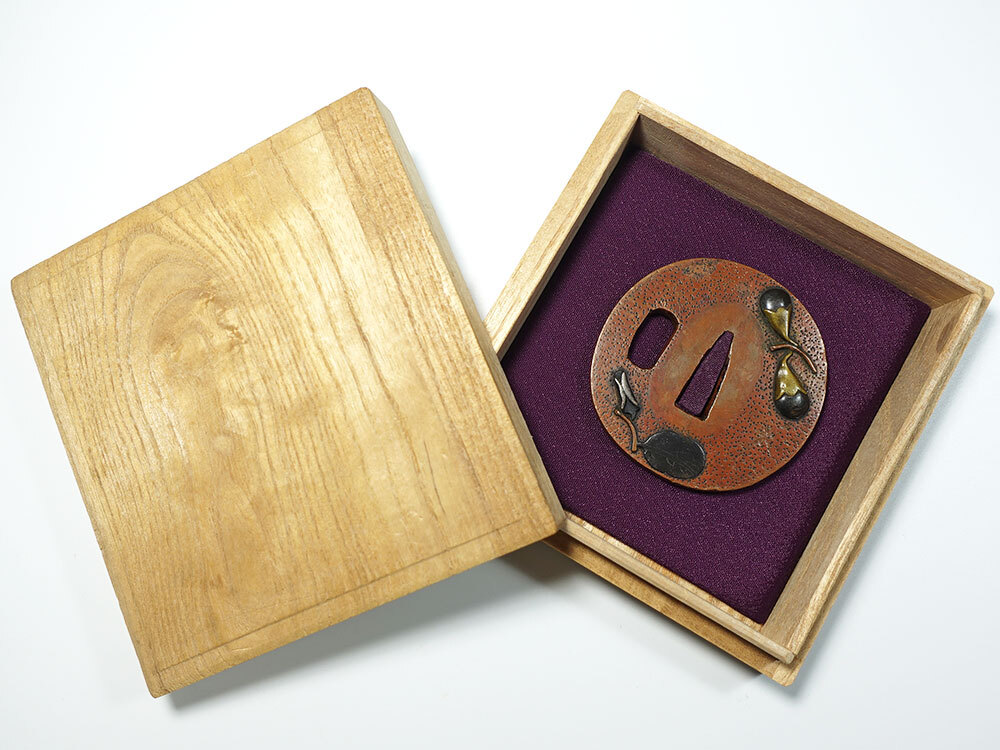 ★奈良派？　素銅石目地丸形茄子図鐔　無銘　片櫃孔　高肉彫　色絵象嵌　角耳　吉祥図　茄子は成す　桐箱入　【鐔96】_画像9