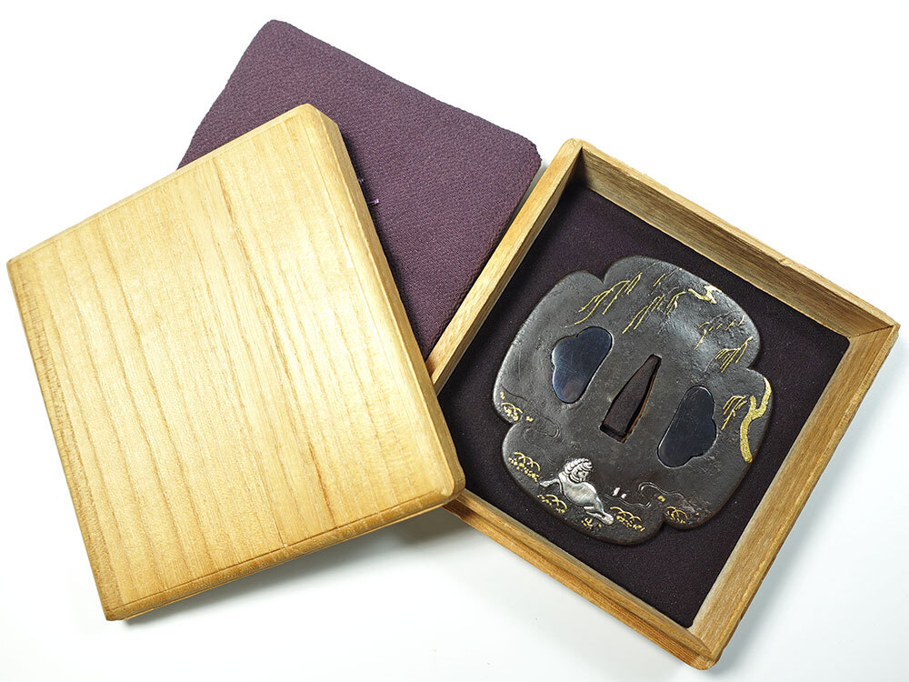 ★来年の干支　鉄地木瓜形枝垂柳伏馬図鐔　無銘　午年　両櫃孔赤銅埋　金銀象嵌　角耳小肉　肥後金工　肥後拵　肥後象嵌　桐箱入　【鐔87】_画像9