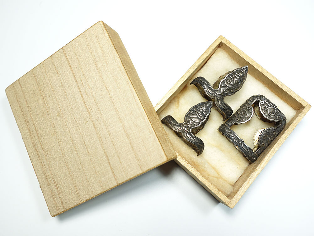 ★波濤図の逸品! 銀地波濤図太刀金具 石突金物 責金物二点 無銘 鋤出高彫 毛彫 細密金工 刀装小道具 桐小箱入_画像9