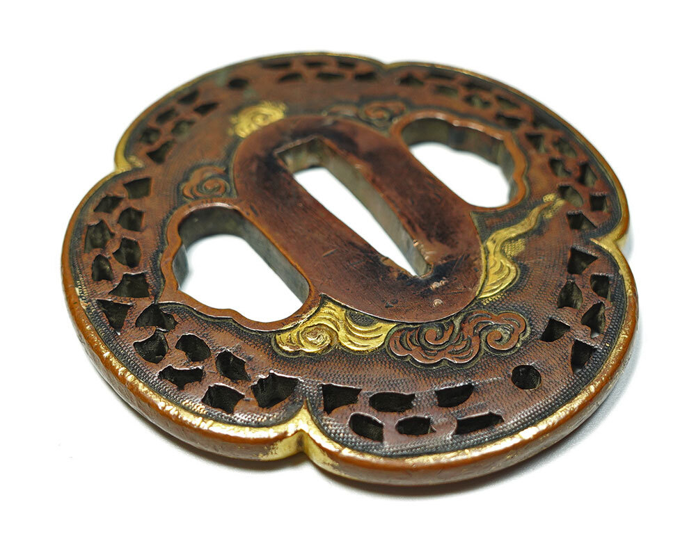 ★水戸金工の傑作　素銅魚子地木瓜形雲龍図透鐔　無銘　高肉彫　毛彫　金色絵　両櫃孔　素銅覆輪　桐箱入　【鐔97】_画像8