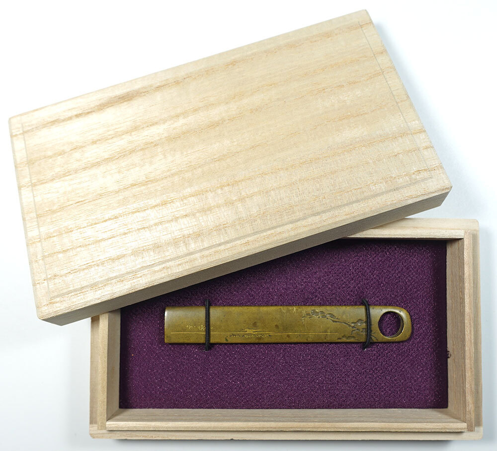 ★銘不明の名品！　真鍮地老松図小柄　在銘　片切彫　毛彫　金平象嵌　刀装具　細密金工　紙縒通し孔　戦国時代？　桐箱入　_画像8