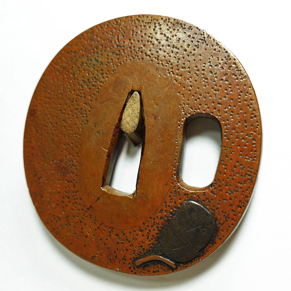 ★奈良派？　素銅石目地丸形茄子図鐔　無銘　片櫃孔　高肉彫　色絵象嵌　角耳　吉祥図　茄子は成す　桐箱入　【鐔96】_画像5