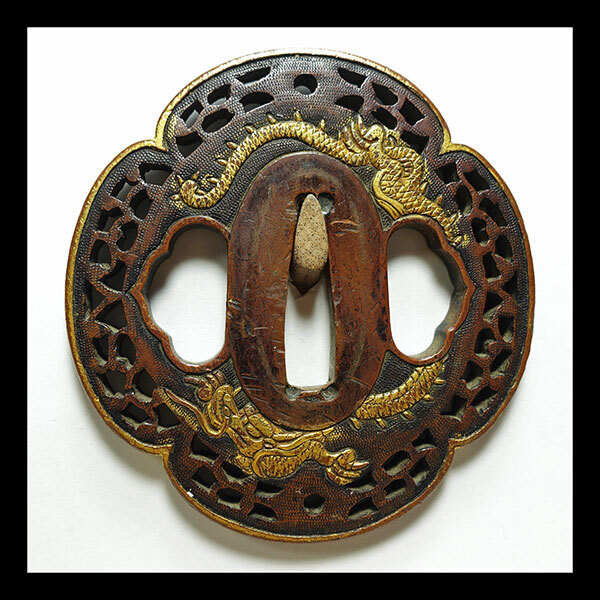 ★水戸金工の傑作　素銅魚子地木瓜形雲龍図透鐔　無銘　高肉彫　毛彫　金色絵　両櫃孔　素銅覆輪　桐箱入　【鐔97】_画像1