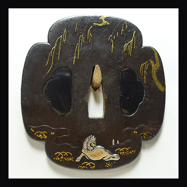 ★来年の干支　鉄地木瓜形枝垂柳伏馬図鐔　無銘　午年　両櫃孔赤銅埋　金銀象嵌　角耳小肉　肥後金工　肥後拵　肥後象嵌　桐箱入　【鐔87】_画像1