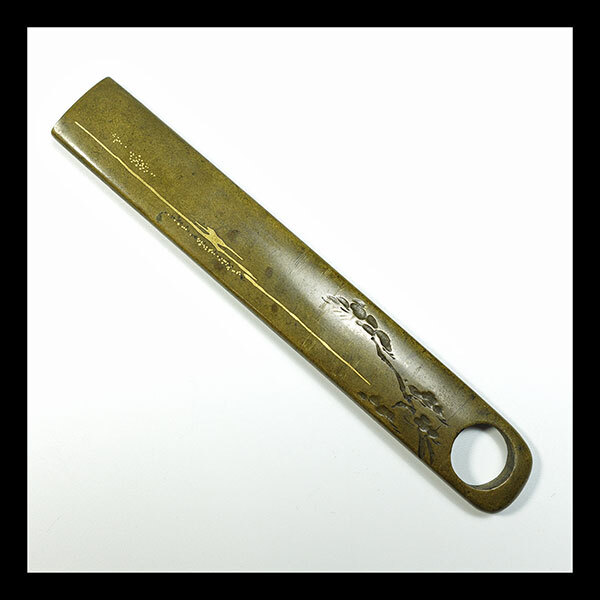 ★銘不明の名品！　真鍮地老松図小柄　在銘　片切彫　毛彫　金平象嵌　刀装具　細密金工　紙縒通し孔　戦国時代？　桐箱入　_画像1