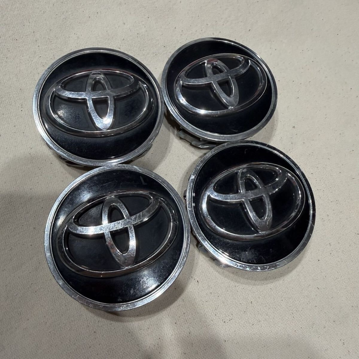 8、TOYOTA トヨタ 純正 ホイールセンターキャップ ホイールキャップ 直径約62mm 中古4個1セット ブラック_画像1