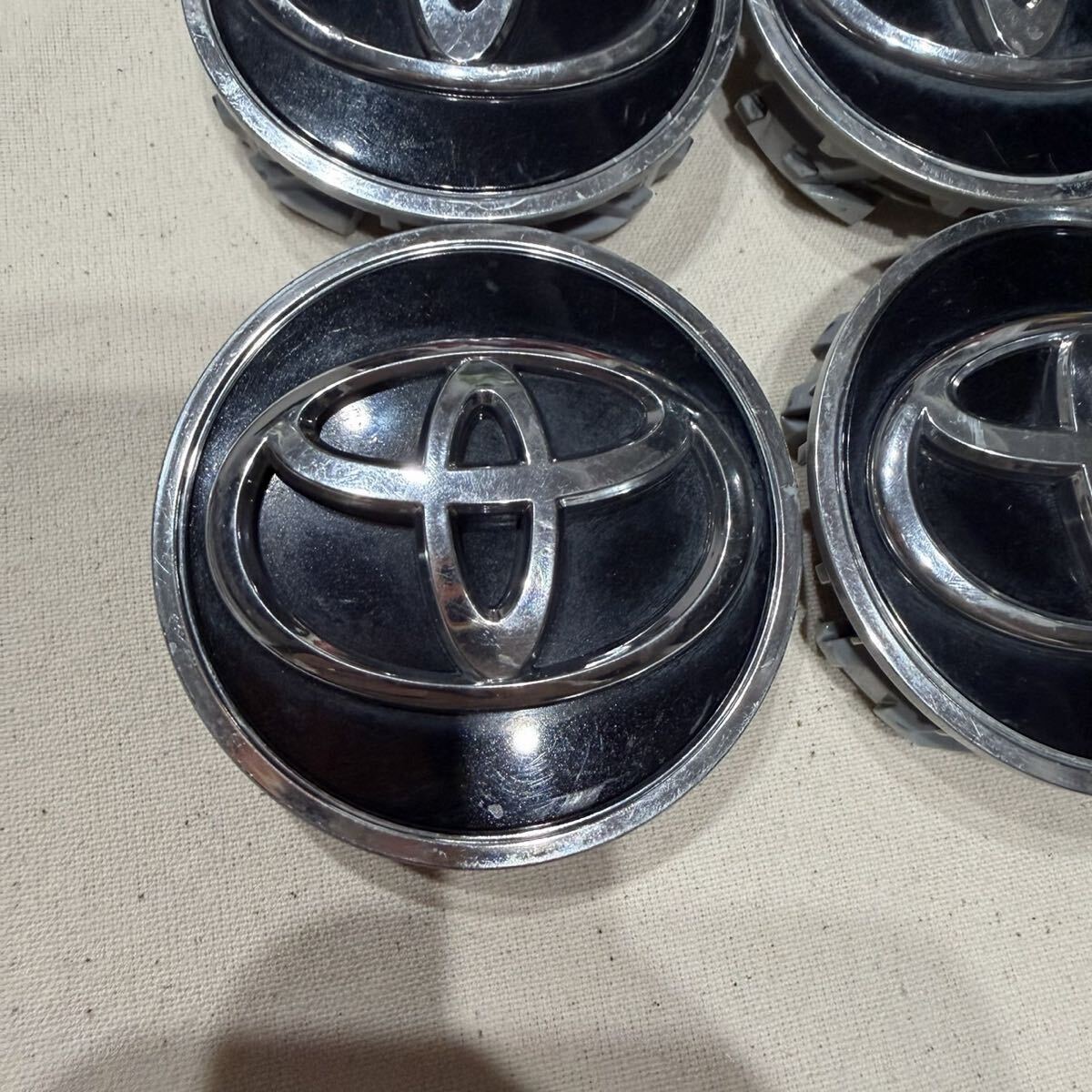 10、TOYOTA トヨタ　純正 ホイールセンターキャップ ホイールキャップ　直径約62mm　中古4個1セット　ブラック_画像4
