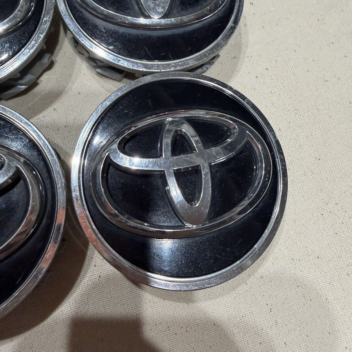 10、TOYOTA トヨタ　純正 ホイールセンターキャップ ホイールキャップ　直径約62mm　中古4個1セット　ブラック_画像5