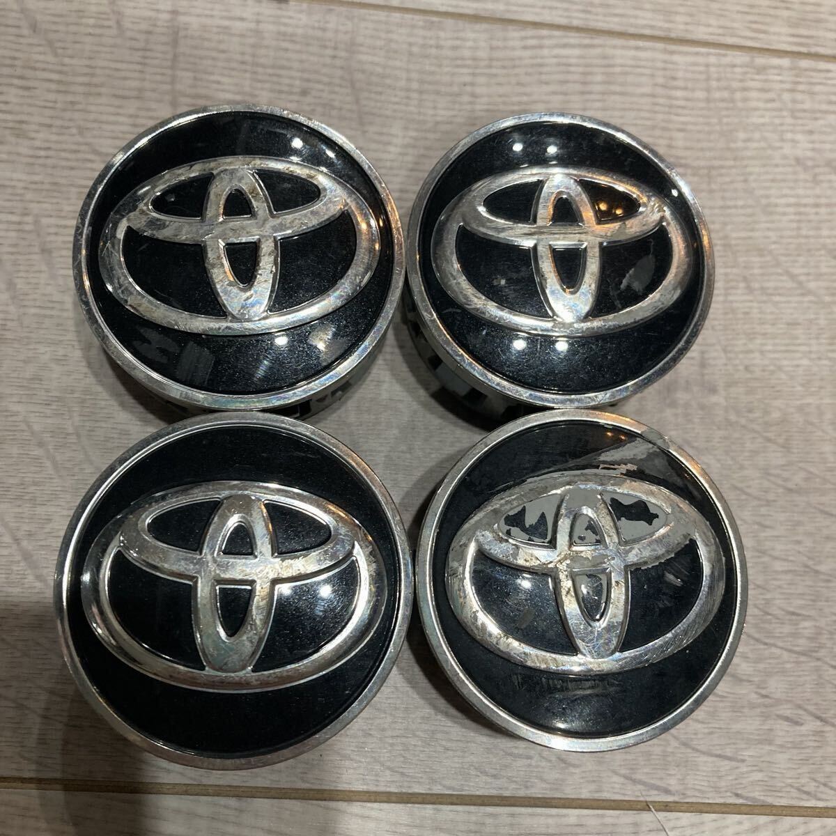 85、トヨタ純正 50プリウス アクア ホイールセンターキャップ ホイールキャップ　直径53mm　中古4個1セット　　_画像1