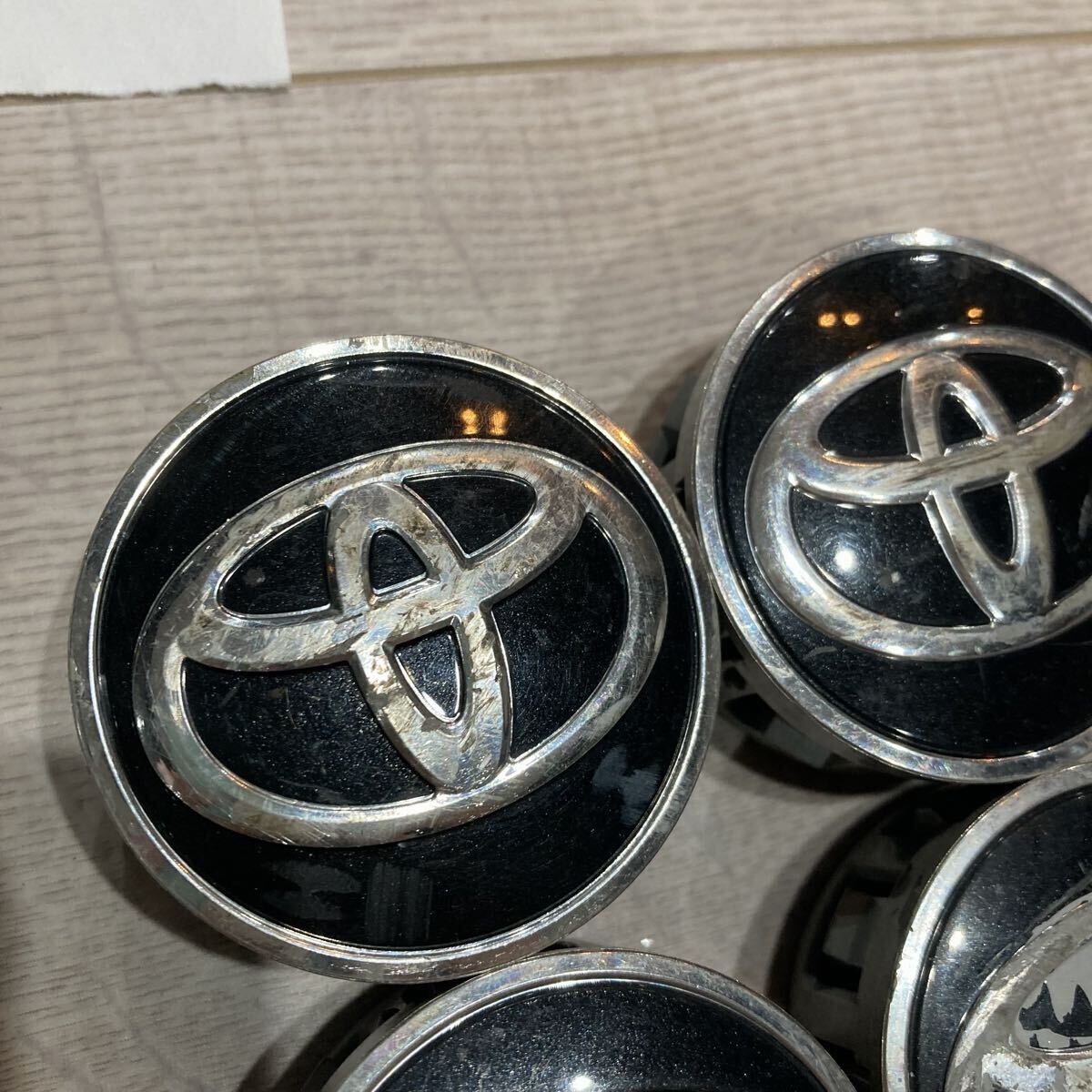 85、トヨタ純正 50プリウス アクア ホイールセンターキャップ ホイールキャップ　直径53mm　中古4個1セット　　_画像2