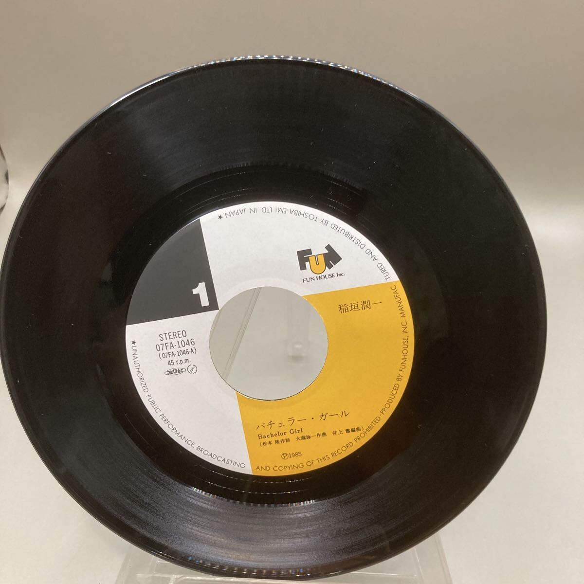 EP 稲垣潤一/BACHELOR GIRL(07FA1046)大瀧詠一/松本隆/井上鑑/秋元康/松任谷正隆/バチェラー・ガール/愛は腕の中で/1985年_画像3