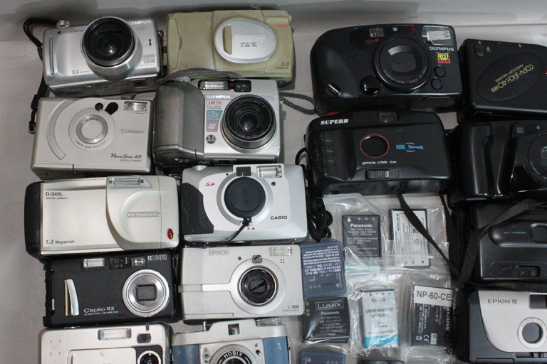 110702 【ジャンク フィルム&デジタルカメラ】 フィルムコンパクト35mm・110・APS&デジカメコンパクト・デジタル用品・・・大量まとめて_画像2