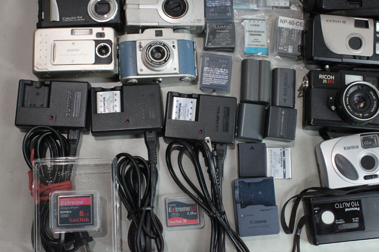 110702 【ジャンク フィルム&デジタルカメラ】 フィルムコンパクト35mm・110・APS&デジカメコンパクト・デジタル用品・・・大量まとめて_画像3