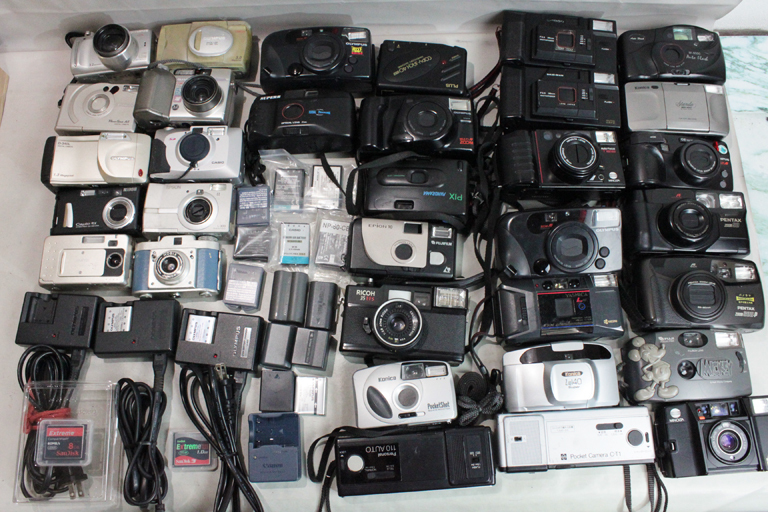 110702 【ジャンク フィルム&デジタルカメラ】 フィルムコンパクト35mm・110・APS&デジカメコンパクト・デジタル用品・・・大量まとめて_画像1