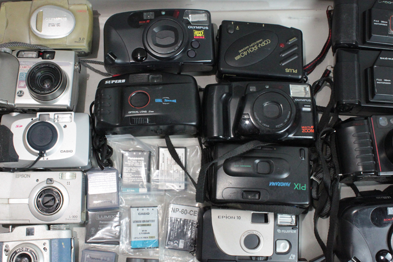 110702 【ジャンク フィルム&デジタルカメラ】 フィルムコンパクト35mm・110・APS&デジカメコンパクト・デジタル用品・・・大量まとめて_画像4