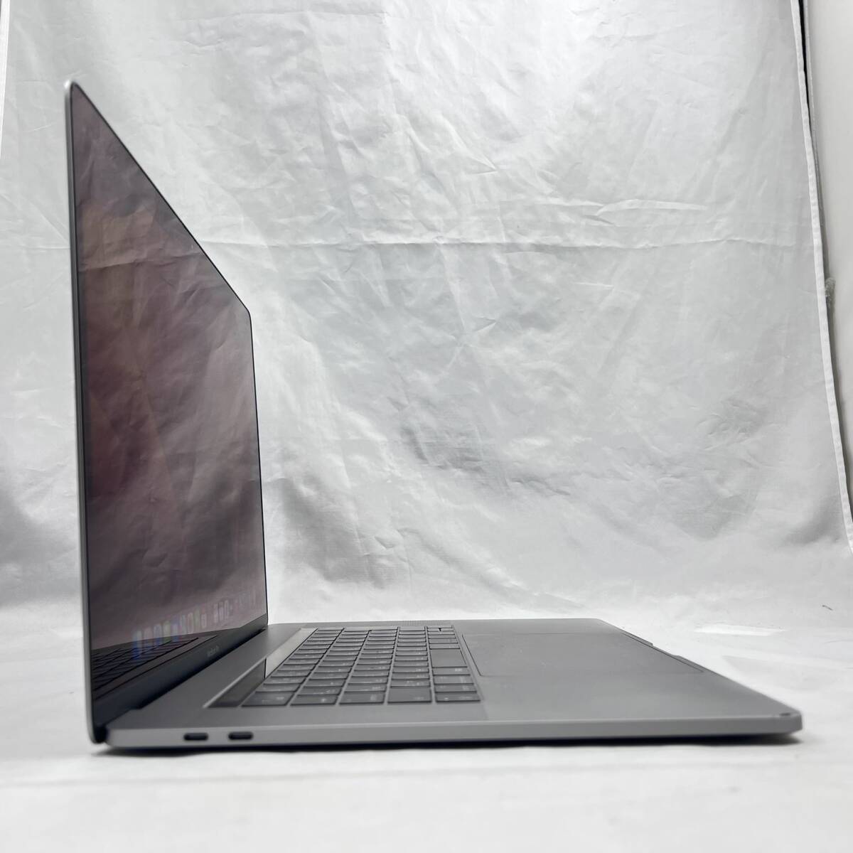 APPLE MacBook Pro (15-inch, 2017) スペースグレー (Core i7-2.8GHz_16GB_512GB_Radeon Pro 560)_AC欠_バッテリ修理サービス推奨_#301066_画像2