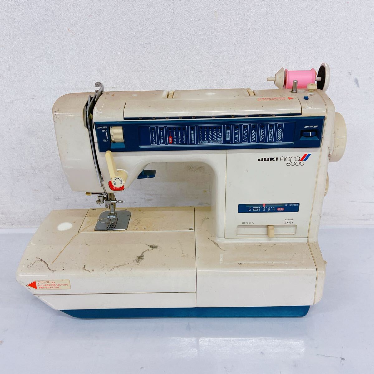 11B041 【1円〜】JUKI ジューキ flora 5000 ミシン HZL-5000 裁縫道具 裁縫 手芸 ハンドメイド 家電 針とプーリーの連動稼働 ケース付 _画像2