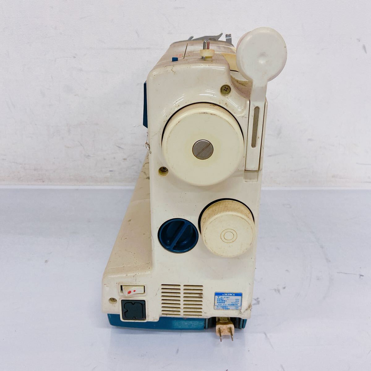 11B041 【1円〜】JUKI ジューキ flora 5000 ミシン HZL-5000 裁縫道具 裁縫 手芸 ハンドメイド 家電 針とプーリーの連動稼働 ケース付 _画像3