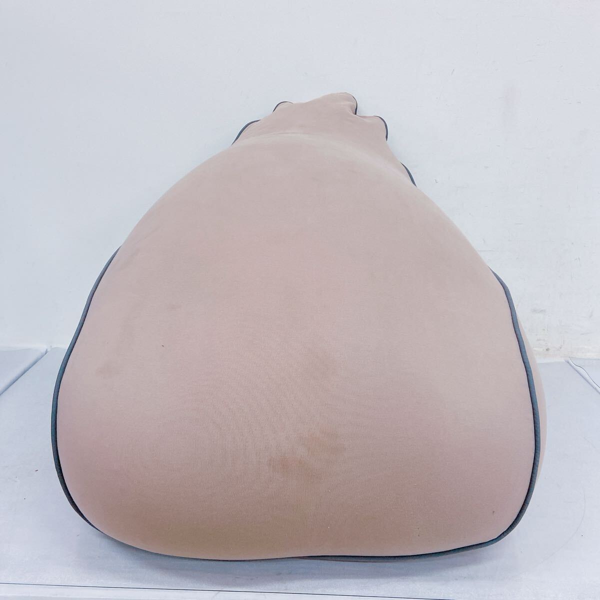 11C008【1円〜】yogibo ヨギボー ラウンジャー ビーズクッション ビーズソファ ベージュ 全長約100cm(素人採寸)_画像2