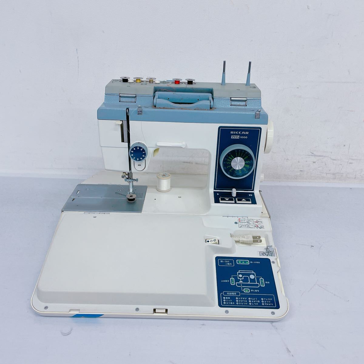 11B076【1円〜】RICCAR リッカー ミシン マイティ1000 裁縫 裁縫道具 縫い物 プーリーと針の連動稼働 通電のみ確認済 _画像2