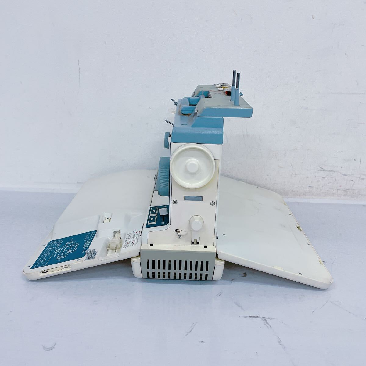 11B076【1円〜】RICCAR リッカー ミシン マイティ1000 裁縫 裁縫道具 縫い物 プーリーと針の連動稼働 通電のみ確認済 _画像3