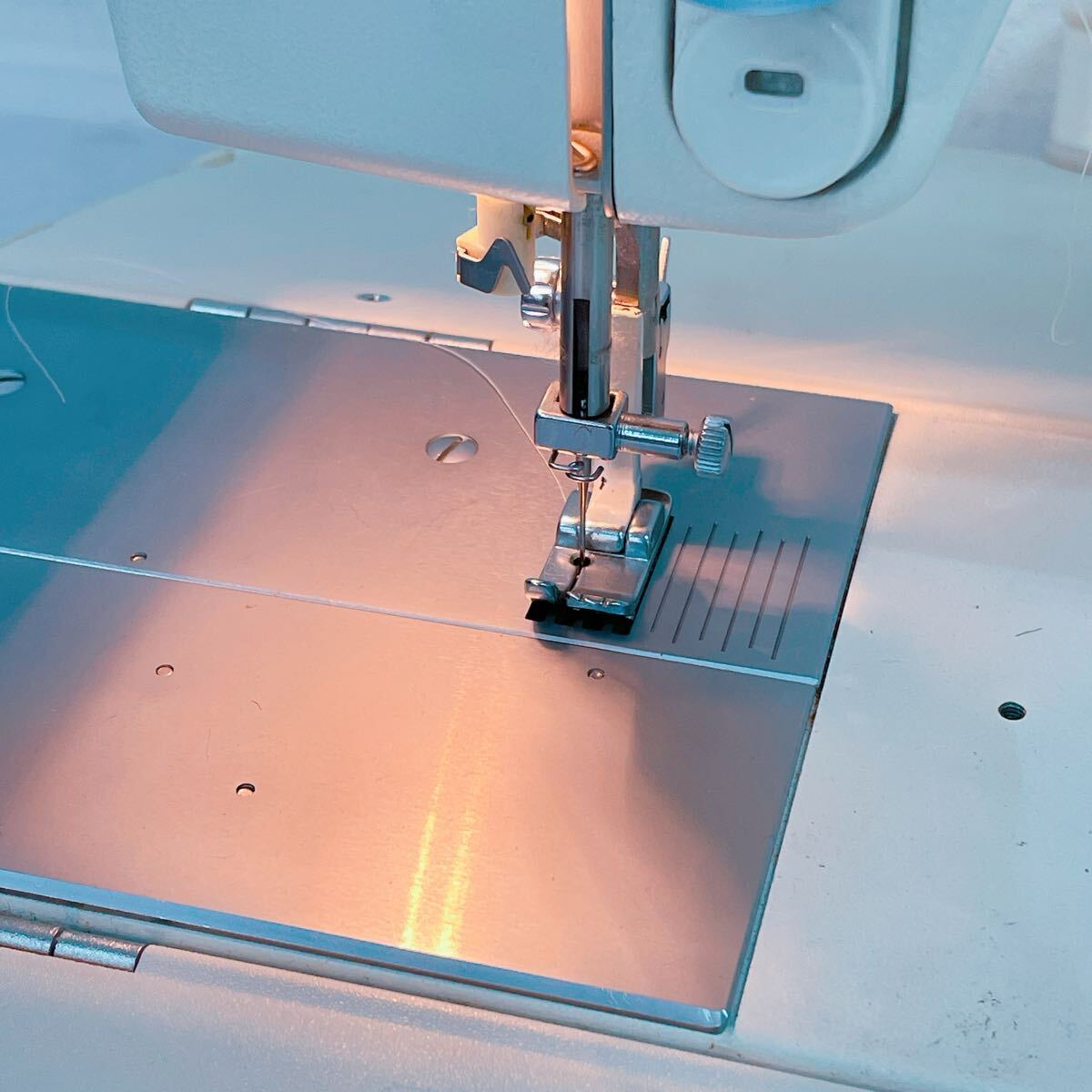 11B076【1円〜】RICCAR リッカー ミシン マイティ1000 裁縫 裁縫道具 縫い物 プーリーと針の連動稼働 通電のみ確認済 _画像6