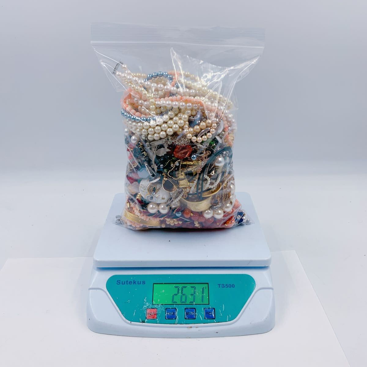 11Ｅ015 【1円〜】アクセサリー まとめ 大量 パール 真珠 ネックレス 骨 珊瑚 ジュエリー 宝石 金メッキ シルバー 天然石 他 2630g 約2kg_画像6