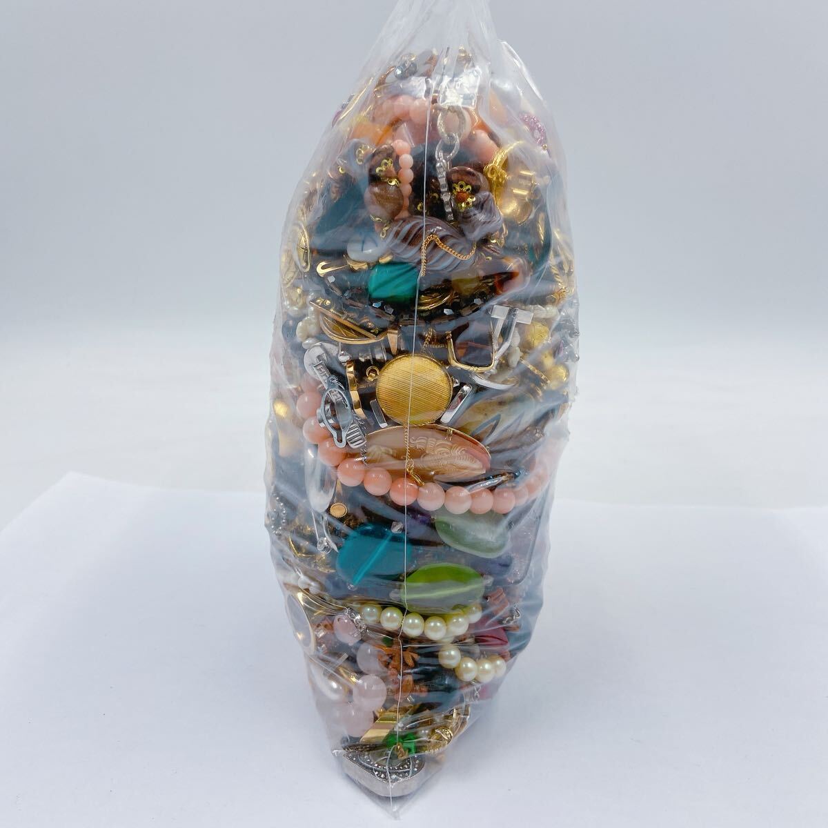 11D017【1円〜】アクセサリー まとめ 大量 パール 真珠 ネックレス 骨 珊瑚 ジュエリー 宝石 金メッキ シルバー 天然石 他 2000g 約2kg_画像3