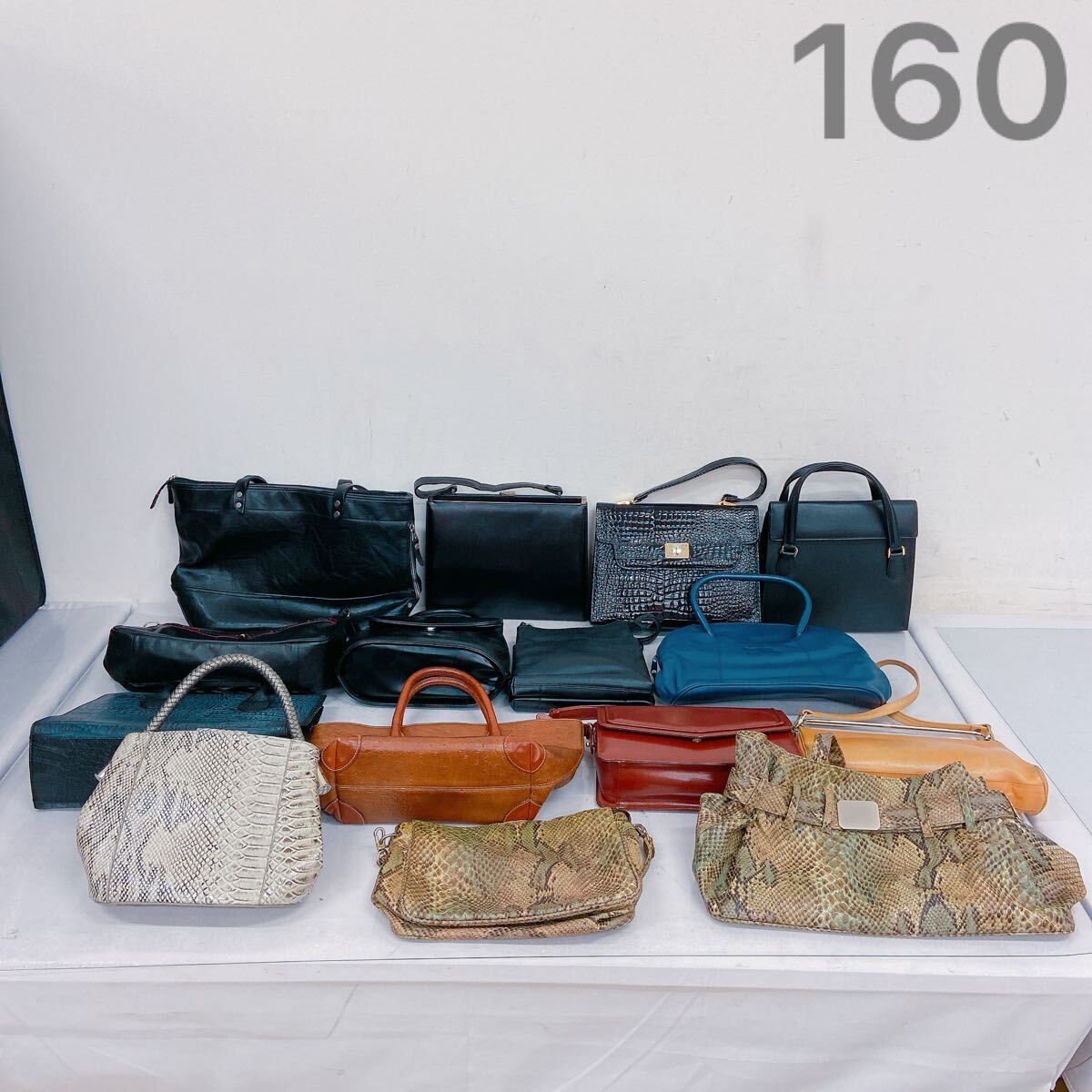 11F064 レザーバッグ まとめ バッグ カバン 鞄 ファッション オーストリッチ クロコダイル ヘビ革 牛革 革 レザー 他_画像1