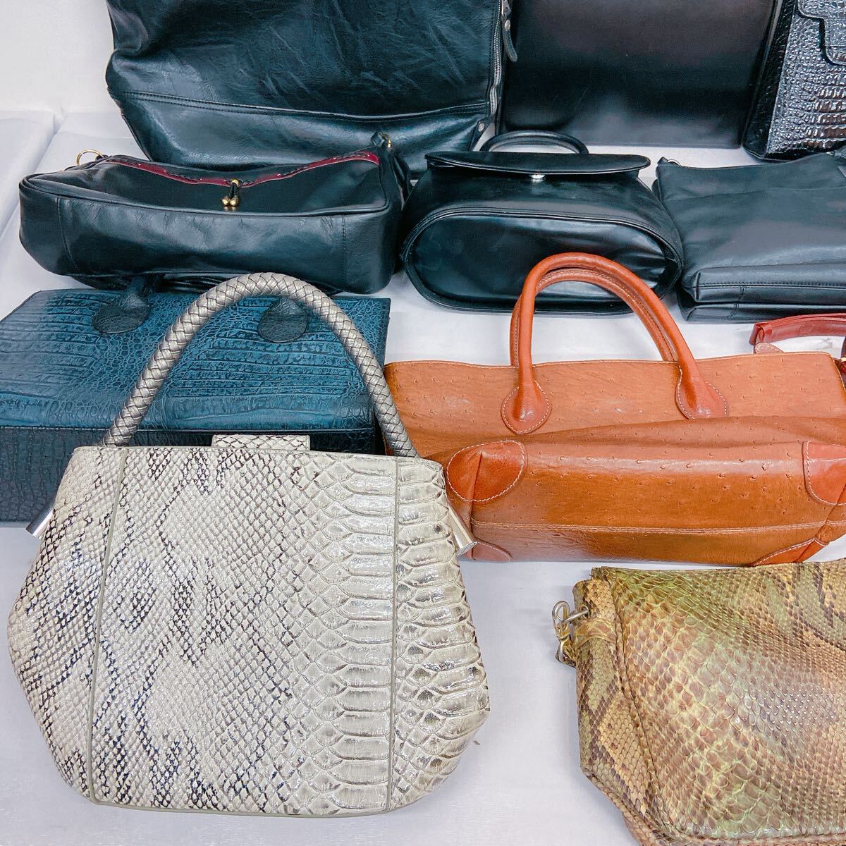 11F064 レザーバッグ まとめ バッグ カバン 鞄 ファッション オーストリッチ クロコダイル ヘビ革 牛革 革 レザー 他_画像4