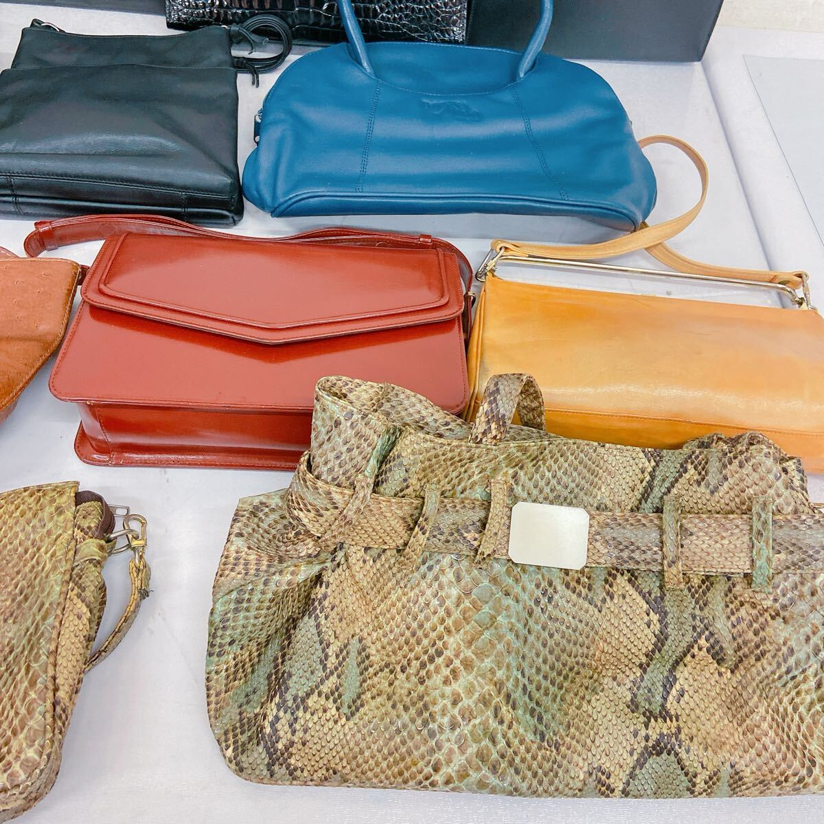 11F064 レザーバッグ まとめ バッグ カバン 鞄 ファッション オーストリッチ クロコダイル ヘビ革 牛革 革 レザー 他_画像5