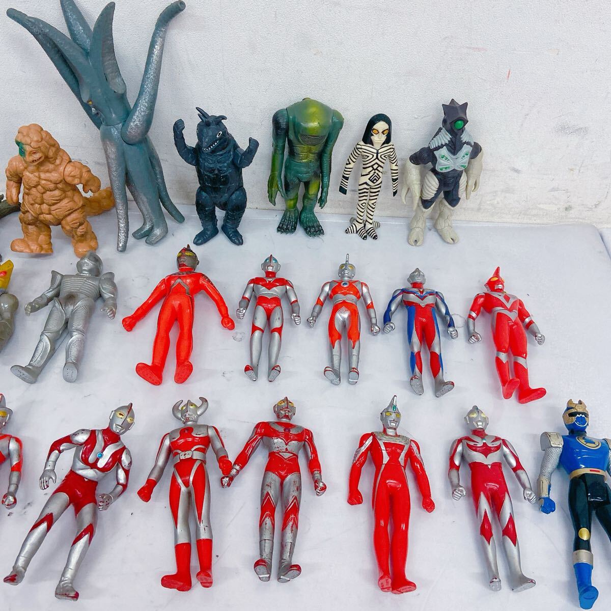 11F084【1円〜】BANDAI バンダイ ウルトラマン フィギュア ソフビ　まとめ 大量 ダダ バルタン星人 他_画像3