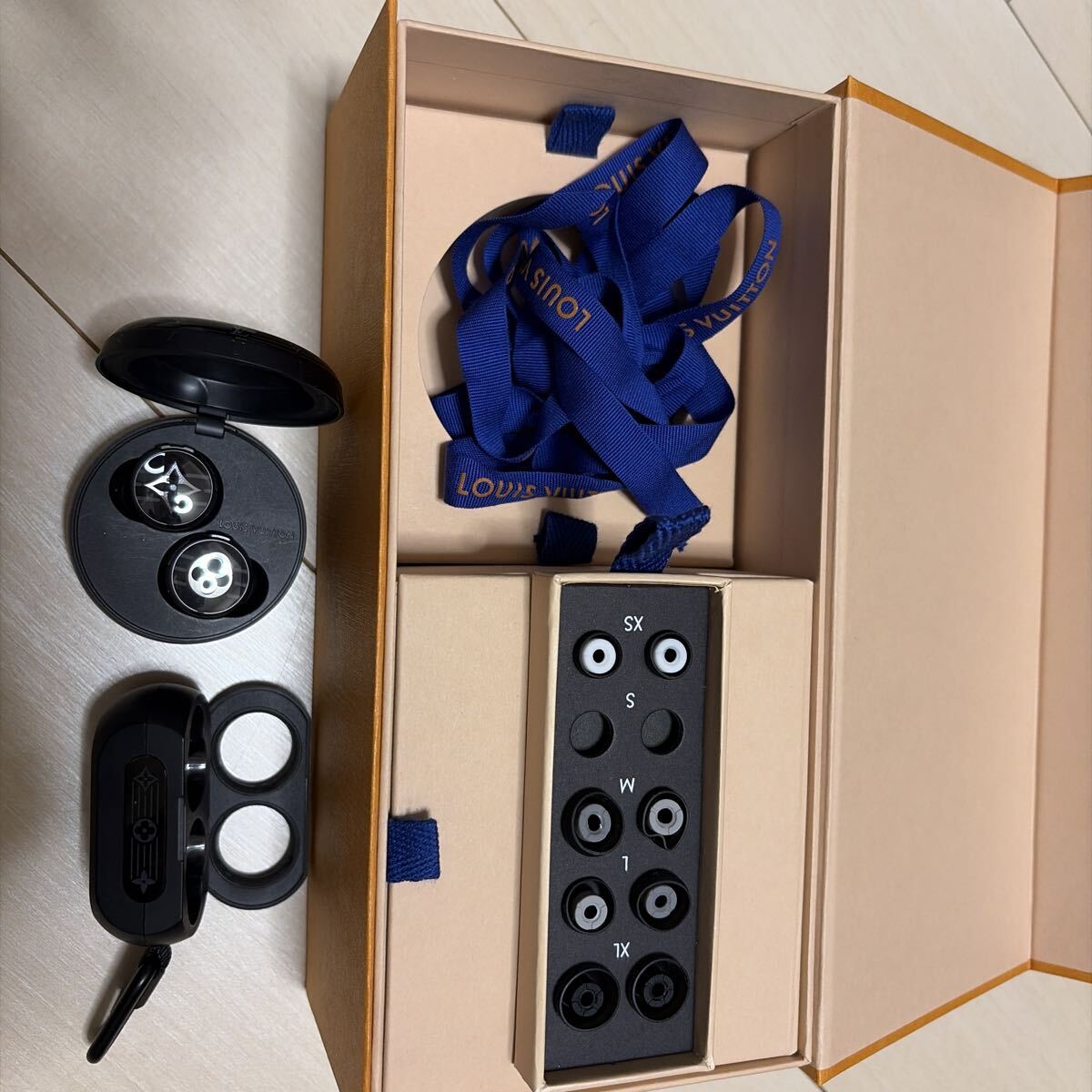 ルイヴィトン　タンブールホライゾン　ライトアップ　BLACK VUITTON ワイヤレスイヤホン_画像3