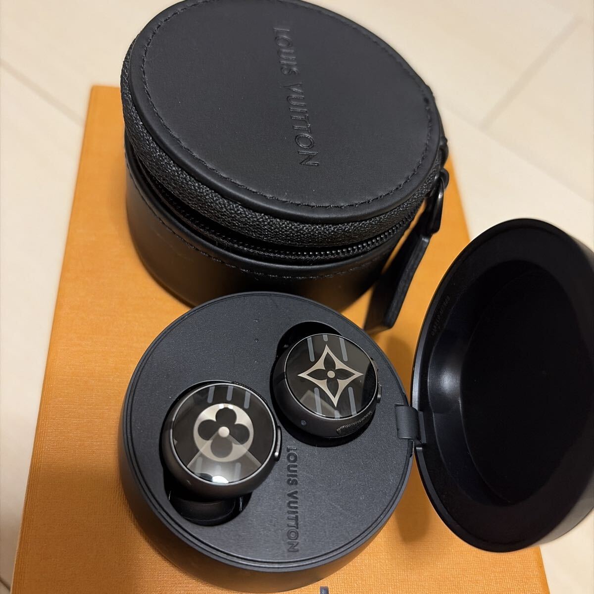 ルイヴィトン　タンブールホライゾン　ライトアップ　BLACK VUITTON ワイヤレスイヤホン_画像4