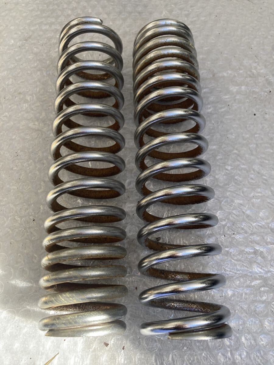 送料安！全国一律[ハーレー]純正[リアサス]スプリング[5.5㌢径]シルバー[23.6㌢長]2本セット②_画像1