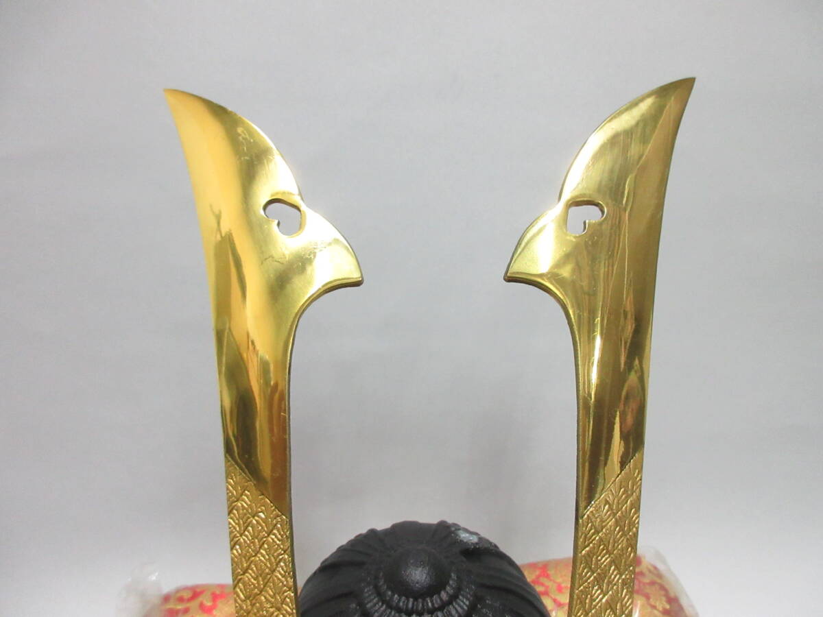 25381 アンティーク祭 骨董祭 兜 座布団付 兜飾り 端午の節句 こどもの日 縁起物 長期保管品 インテリア 置物_画像3