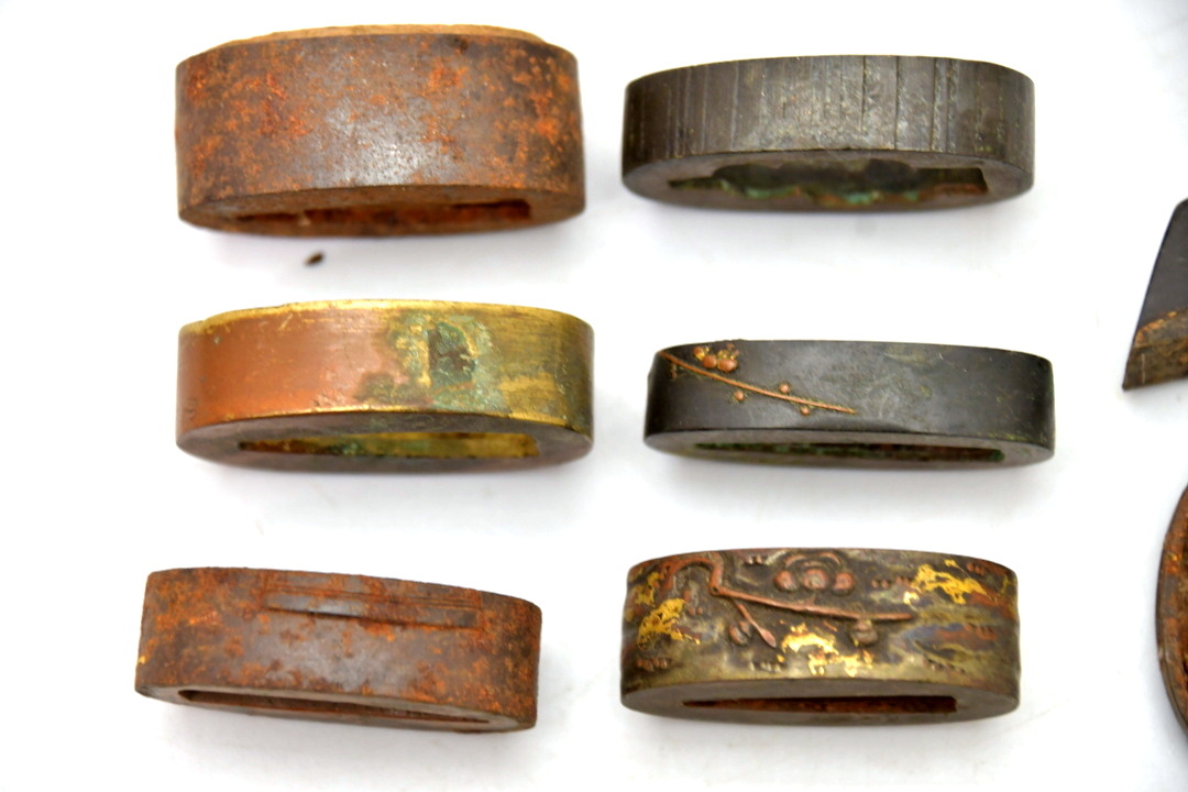 252 меч принадлежности совместно *. голова шлем золотой маленький рисунок меч . меч . реквизит доспехи японский меч антиквариат золотой . глаз .